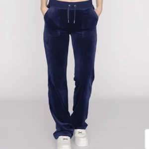 Jucy cutore - Jätte fina mörkblå jucy byxor bra skick kan skickas när som hälst pris kan diskuteras 