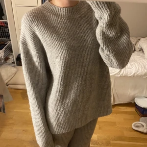 Stickad tröja  - Mysig stickad tröja från H&M, bra skick