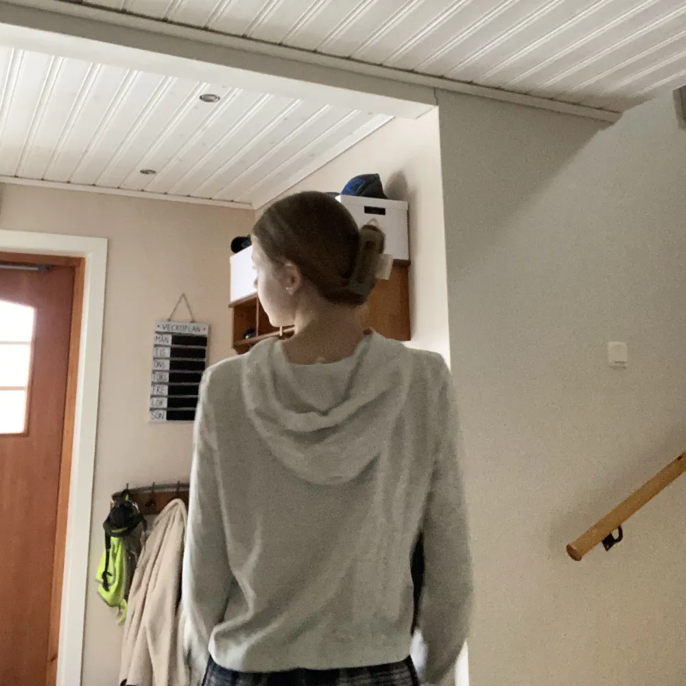 Väldigt tunn vit/grå hoodie från h&m☺️Använd kanske 4 gånger🤷‍♀️ Inga fel på hoodien. Strl. 158/164, men kan passa som xs. Tror inte den säljs längre!. Hoodies.