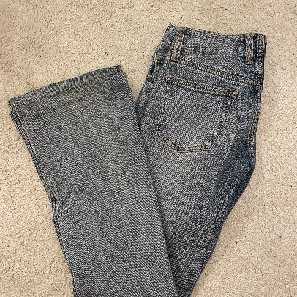 Säljer mina Brandy jeans! Första bilden lånad men skriv för fler bilder! Jag har sytt upp de några cm då de va för långa men passar de som är 160-165🥰midjemått rakt över 37,5cm🩷midjemått runt ca 84cm🩷 Innerbenslängd 77cm men 80 om man sprätter upp. Jeans & Byxor.