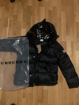 Burberry Jacka - Avtagbara ärmar (Svart) - Ny Burberry Jacka med avtagbara ärmar! Möts upp i Göteborg, men accepterar även leverans via Plick Safepay för en säker transaktion!