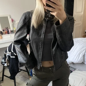 Biker jacket - Säljer denna otroligt snygga biker jacket pga att den tyvärr inte används. Nypris är 800kr och jag har använt jackan 1 gång. Storlek S från Gina 