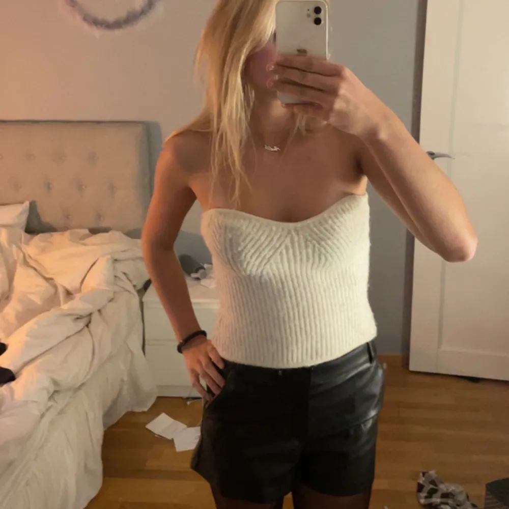 Säljer min stickade topp. Den är använd ett fåtal gånger och är i bra skick. . Yläosat.