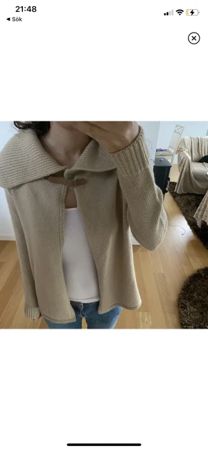 Kofta - Jättefin beige kofta från tara jarmon. Mycket bra skcik och har använts kanske 3 gånger.