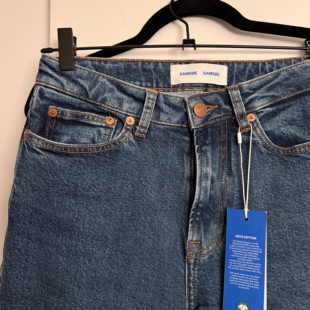 Super snygg jeans i mörk tvätt, raka med och medel låg midja   Köpta för 1500kr, helt oanvända, prislapp kvar . Jeans & Byxor.