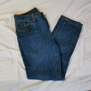Blåjeans  - Blåa jeans i gott skick. Vid frågor eller fler bilder skicka privat. Jag diskuterar gärna pris 😊 Mått rakt över: 37cm Innerbenslängd: 68cm