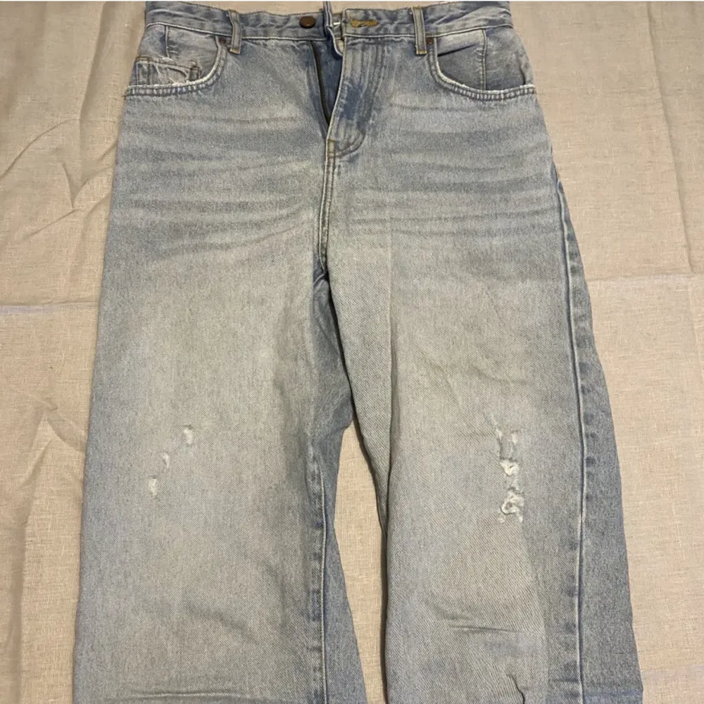 Ljusblå jeans från bikbok i Stl 28. Jeans & Byxor.