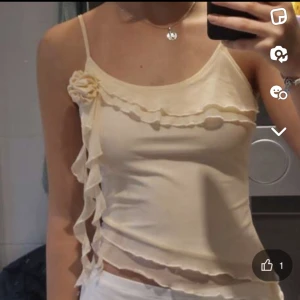 Jätte söt topp med volanger  - Så himla söt beige top säljer pga eftersom har en likadan 