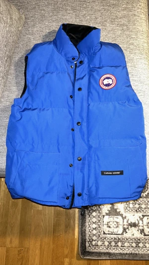 Canada Goose Väst - Tjena! Säljer nu min Canada Goose väst till rimligt pris. Västen är knappt använd och är 9/10 i cond. Strl M. Hör gärna av er vid intresse!