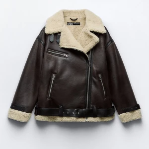 Jacka Zara - Säljer denna supertrendiga jacka från Zara. Endast använd två gånger så är i princip som helt ny!💕Storlek M så sitter perfekt oversized på mig som vanligtvis är en xs. Frakt ingår i priset och vid snabb affär kan priset diskuteras!💖