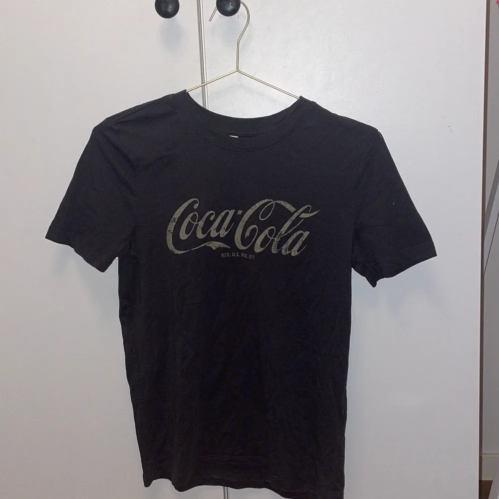 Skit cool coca cola tröja i storlek xs, tröjan är oversize. . T-shirts.