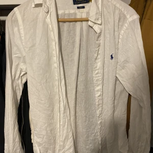 Ralph lauren skjorta linne  - Linneskjorta Ralph lauren Använt skick, finns ett litet hål under armen, se bild 2. 