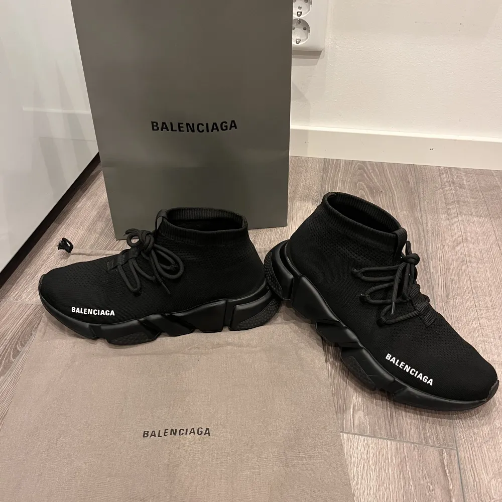 Hej! Säljer mitt par balenciaga skor då jag är i behov av pengar och köpte dem vid fel tillfälle!  Storlek 43 men passar 42 jättebra med!  Jättebra skick precis som ni ser!  Nypris ligger runt ca 8750kr (Ändras varje dag då våran valuta är skit). Skor.