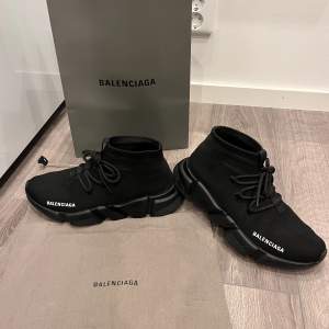 Hej! Säljer mitt par balenciaga skor då jag är i behov av pengar och köpte dem vid fel tillfälle!  Storlek 43 men passar 42 jättebra med!  Jättebra skick precis som ni ser!  Nypris ligger runt ca 8750kr (Ändras varje dag då våran valuta är skit)