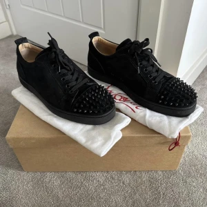 Christian louboutin - Säljer mina christian louboutin skor, använda 1 gång på ett bröllop. Storlek 42. Låda medföljer.