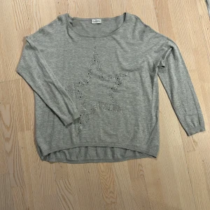 Stickad tröja  - Tröja med stjärn tryck  Storlek M  Köpare står för frakt 