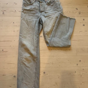 Ljusblå jeans  - Ljusblå jeans med raka vida ben. Sitter tajtare i låren. 