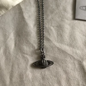 Vivienne Westwood Halsband - Vivienne Westwood Halsband Använd fåtal gånger, nyskick  Allt orginal tillbehör medföljer  Nypris på hemsidan ~2200kr Mitt pris 899kr