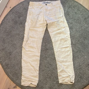Kappahl linnebyxor  - Ett par beiga linnebyxor från Kappahl. Byxorna är i storlek W31 L32. Dom är i utmärkt skick och har inga hål eller andra defekter. Hör av dig för fler bilder eller frågor.
