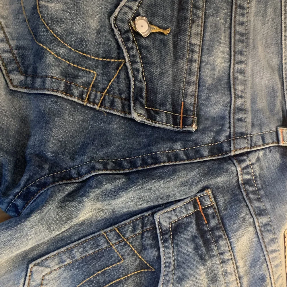 jätte snygga true religon jeans i snygg wash. Det fins defekter vid slutet av benen ‼️ och det saknas en knapp på ena bakfickan bild 3, kom gärna privat för bilder på alla defekter och mått. . Jeans & Byxor.