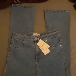  Helt nya boot cut jeans, endast testade, Säljer pga de inte passa mig