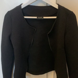 Kofta - En lite tjockare kofta som har dragkedja, man kan använda den som en jacka när det inte är så kallt❤️