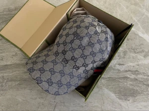 Gucci keps - Säljer nu min Gucci keps med box och dustbag. Lite sleten på ena sidan annars är den som ny.