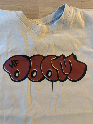 Mf doom t-shirt - Mf-doom tshirt i nyskick!