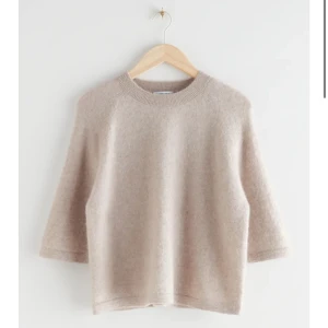 Stickad t-shirt - Stickad t-shirt från & Other Stories. Har krympt lite i tvätten därav priset. Är egentligen M men sitter nu mer som S🫶