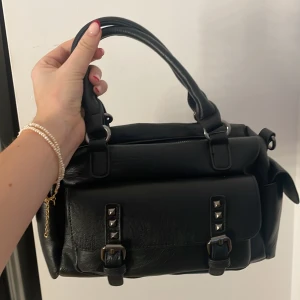 Söt väska  - Säljer min favoritväska då jag köpt en ny väska! Denna populära väskan är enligt mig den perfekta storleken och passar till alla tillfällen! Säljer för 250 kr❤️ långt band följer även med!