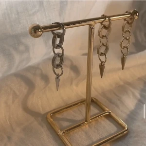 StilSthlm  - Så sjukt snygga örhängen. Köp för 99kr/st Eller 185kr/par  Kan göra nickelfria och rostfritt. Modell 096