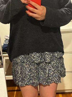 Blommig kjol  - Blå blommig kjol från Kappahl med resår band strlk M 