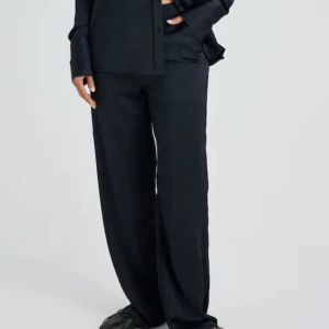 Satinset, Bikbok - Säljer mitt satinset ifrån bikbok. Köpt för ca 6 månader sedan. Aldrig använt endast testat. Säljer då det inte kommer till användning. Köpt för 500kr säljer för 250+frakt. Båda delarna är i Storlek Xs men passar även S/M! Superfint till flera tillfällen🩷