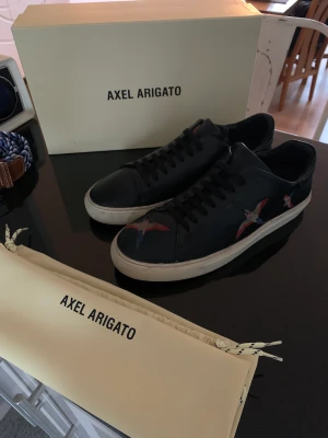 Axel Arigato skor  - Säljer dessa fina Axel Arigato skorna. Storlek 43. Bra skick. Nypris runt 2500 mitt pris 1100. Box och dustbag medföljer vid köp. Hör av dig om du har några frågor. Pris kan diskuteras vid snabb affär!