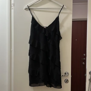 Klänning - Jätte fin klänning med volanger, från Nelly men liten i storlek. Passar M/L Sitter lite tajt på mig.. Helt ny, prislappen sitter kvar 