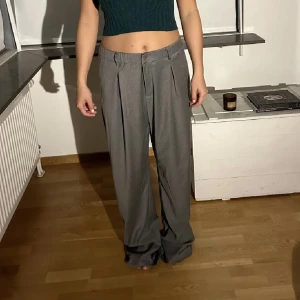 Kostymbyxor - Snygga kostymbyxor från Design By Si. Köpta hör på plick men passa ej mig. Lånade bilder från säljaren🩶