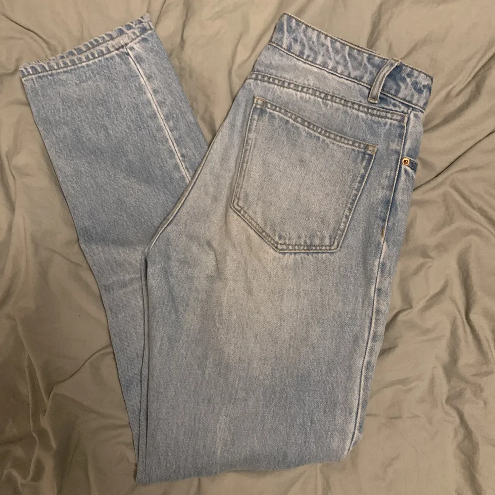 Ett par jätte fina raka jeans. Inga tecken på användning. Skriv om du undrar något eller vill ha fler bilder🤍. Jeans & Byxor.