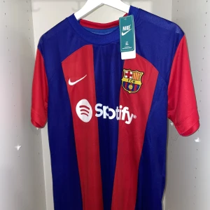 Barcelona tröja  - Storlek: XL men funkar också som L