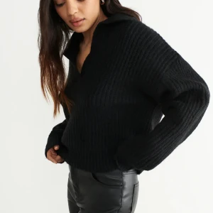 Stickad tröja - Stickad tröja med krage. Storlek L och sitter snyggt oversize på mig som brukar ha S/M. Köpt förra hösten och bara använd en gång så den är i bra skick💕