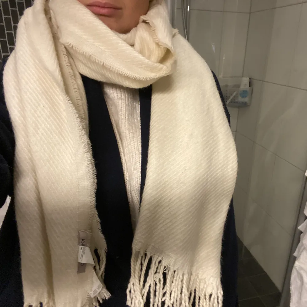 En mysig beige halsduk perfekt inför vintern. Knappt använd.. Övrigt.