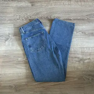 Ett par jeans i absolut topp skick och som dessutom har en extremt snygg tvätt. Nypriset på dessa jeans ligger på runt 1000kr, hör av er vid intresse eller vid minsta lilla fråga! 