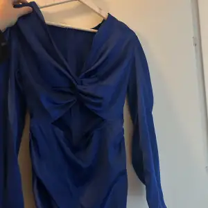 Säljer denna satin klänning från shein! Strl s-m 