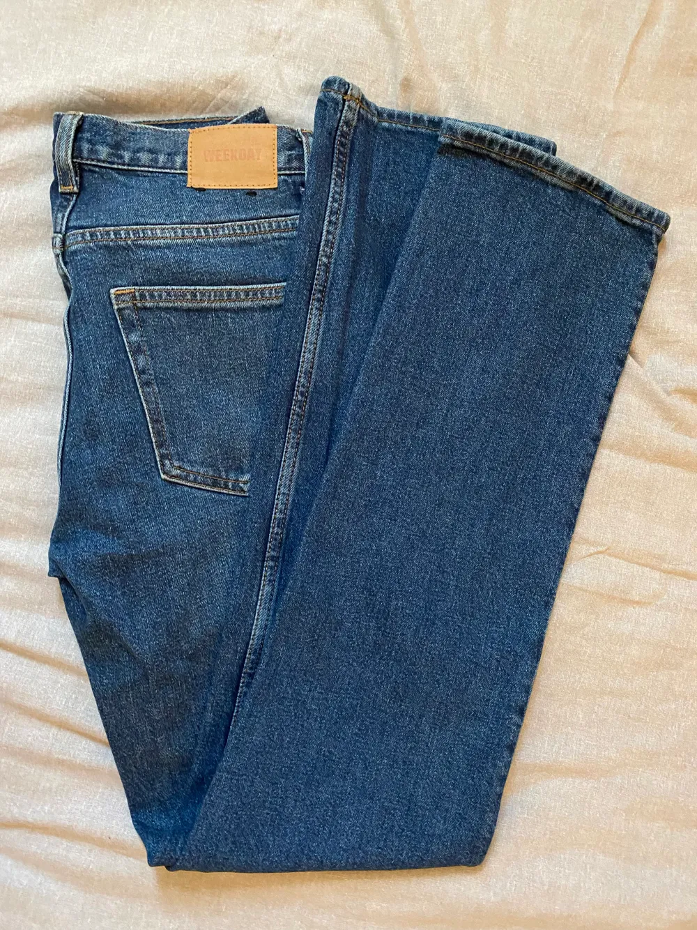 Jättesnygga WEEKDAY JEANS som jag säljer då jag har flera av samma sort😫Så snygga på och använd endast 1 gång!. Jeans & Byxor.
