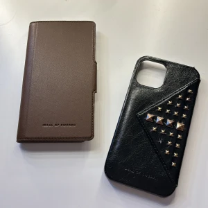 Iphone 12 skal - Snygga Ideal of Sweden skal till iphone 12! En av ”spikarna” av trillat av på det svarta skalet som man ser på bilden och små skador på hörnen. Inga defekter på det bruna skalet😊  30kr styck