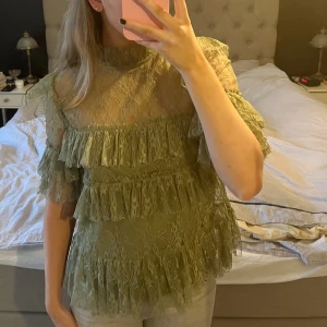 By Malina Spetsblus - ByMalina blus i jättebra skick! Fungerande dragkedja och inga repor i spetsen. Så fin grön färg <3 använd gärna köp nu! 