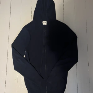 John Henric Kashmir Hoodie - John Henric Kashmir hoodie i storlek s, endast använd ett fåtal gånger. Nypris 2099kr.