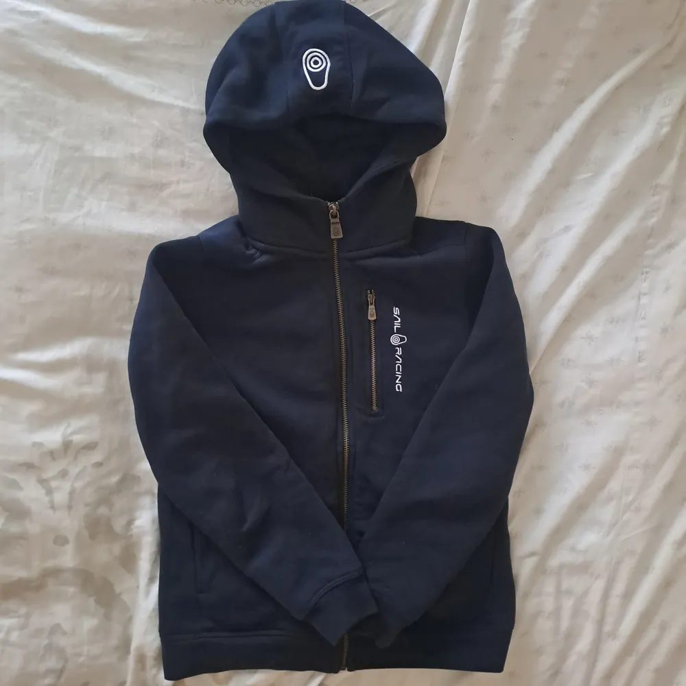 Säljer denna superfina Sail Racing zip hoodien i gott skick då den tyvärr blivit för liten för mig. Hoodien är i färgen marinblå och i storlek 140💙. Tröjor & Koftor.