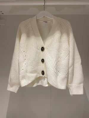 Stickad kofta barn - Supersöt kofta!😽💗Använd några gånger men är i ett väldigt bra skick! Köpt för 300kr på Lindex