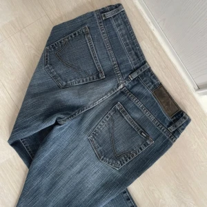 Only jeans  - Jag säljer mina snygga vintage jeans i storlek 28/32 som är lågmidjade och bootcut. Lite upprivna längst ned för att de ska bli längre. Skriv för fler bilder och funderingar! 