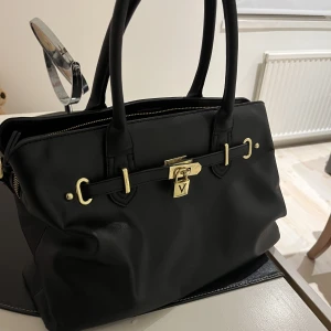 Valentino väska - Jättefin väska i gott skick i märket valentino! 